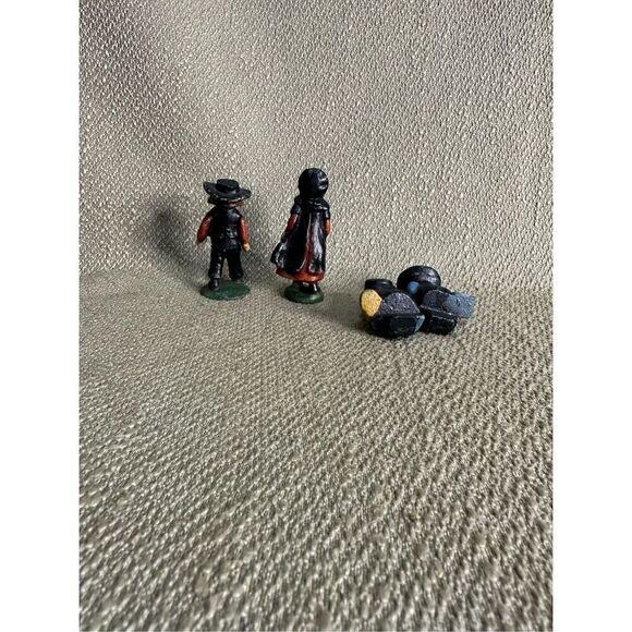 Vintage Cast Iron Amish Family Figurine Set of 4 Mini Shelf Sitters and Figures - Picture 8 of 10